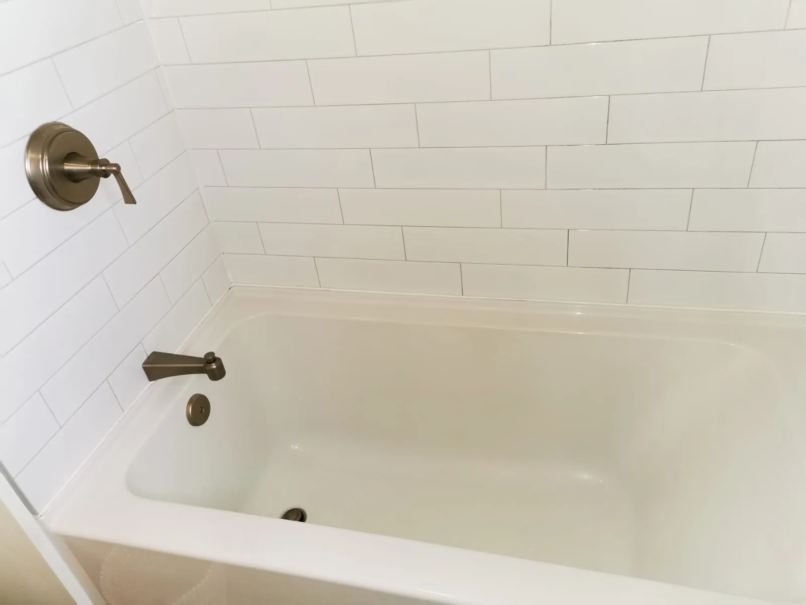 Clean bathtub